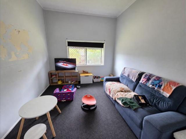 Spacious 5 Bedroom Home with Large 4 Car Shed – Bundaberg East