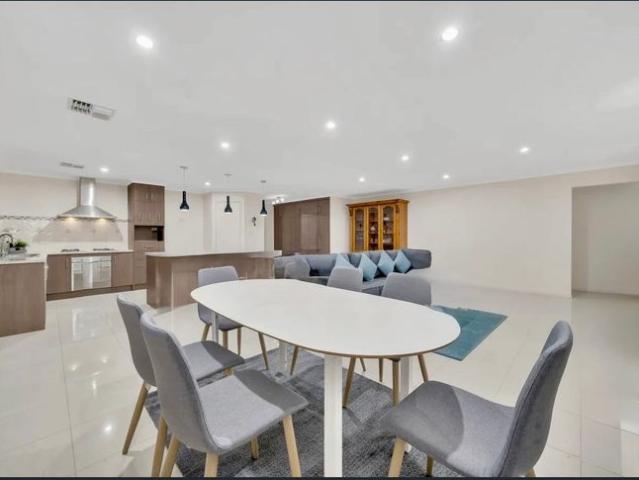 Spacious 5 Bedroom Home with 2 Lounges, 2 Bathrooms