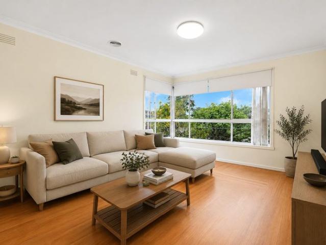 Spacious 5 Bedroom Home in the Heart of Greensborough