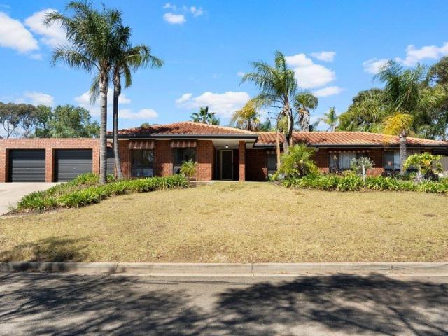Spacious 5 Bedroom Rental House in Gulfview Heights with Modern Amenities and Ample Parking
