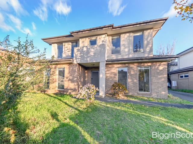 Spacious 5 Bedroom Townhouse in Prime Clayton Location