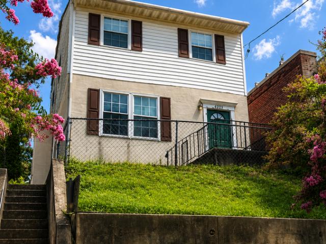 Spacious 5 BR/2.5 BA Single Family Home in Upper Central NE!