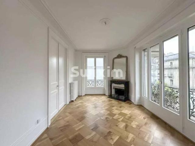 Spacious 5 Room Apartment in a Prestigious Historic Building