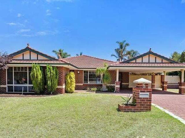 Spacious 5Bedroom Family Home with Sparkling Pool