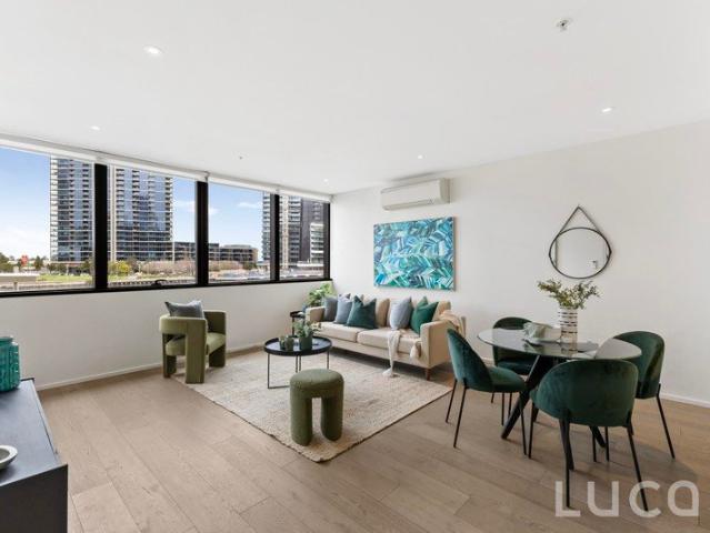 SPACIOUS 63sqm WATERFRONT LIVING WITH MARINA VIEWS & STUDY