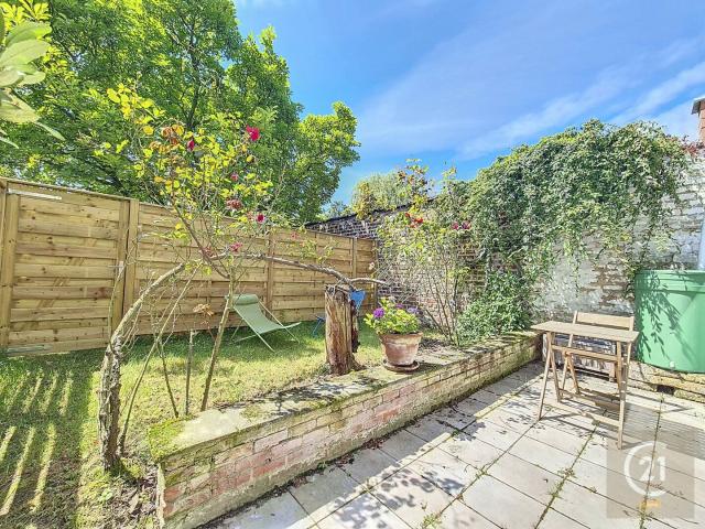 Spacious 62 m² studio with veranda and private garden