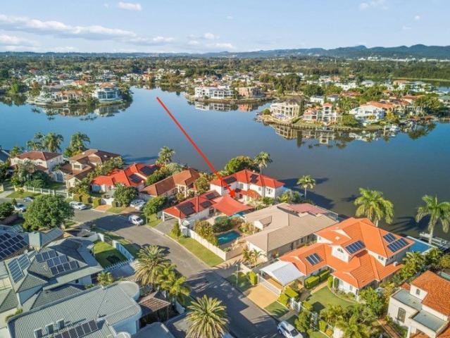 Spacious 6 Bedroom 4 Bathroom Waterfront Family Home with Great Outdoor Living Clear Island Waters