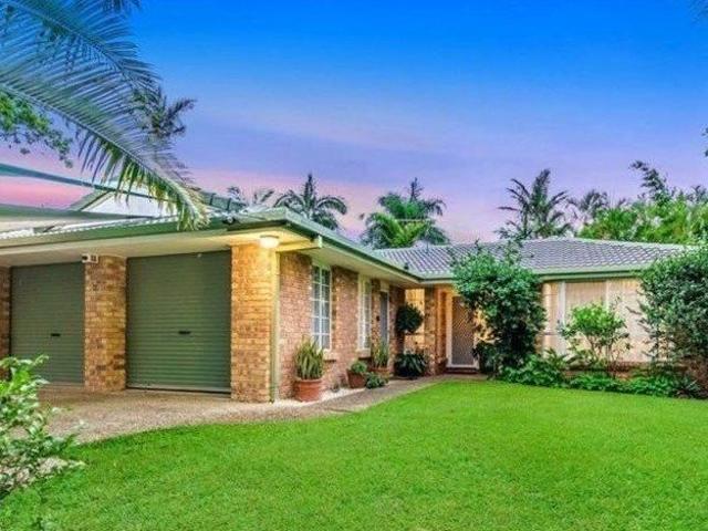 Spacious 6 Bedroom Family Home with Multiple Living Areas in Molendinar