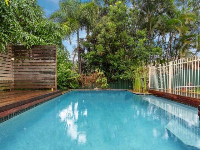 Spacious 6 Bedroom Family Home with Pool in Quiet Cul de Sac
