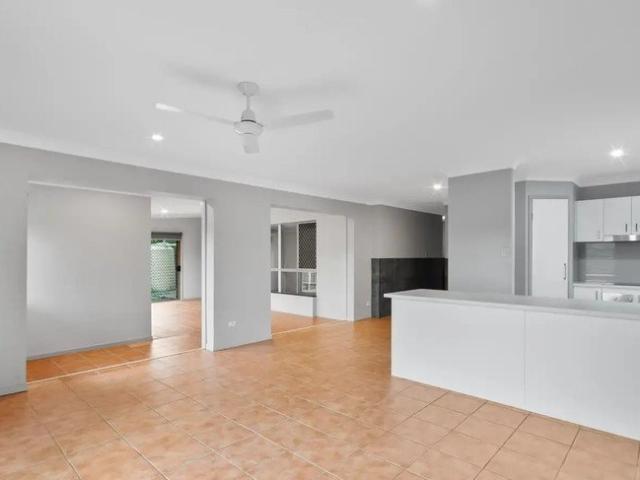 Spacious 6 Bedroom Family Home with Pool in Quiet Cul de Sac