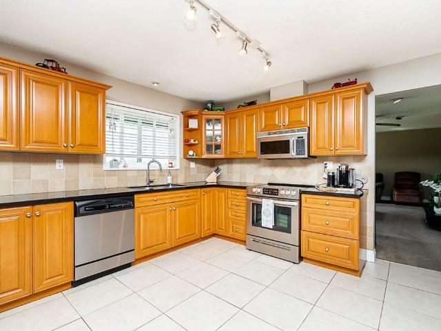 Spacious 6 Bedroom Home with Ample Parking — House 2