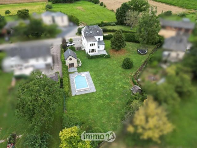 Spacious 6 bedroom villa with in ground pool
