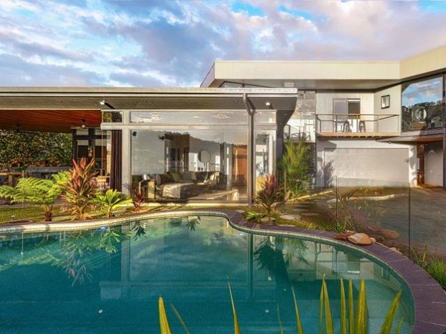 Spacious 7 Bedroom Estate and Large Shed on Acreage