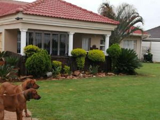 Spacious 7 Bedroom Home for Sale – Clayville, Olifantsfontein