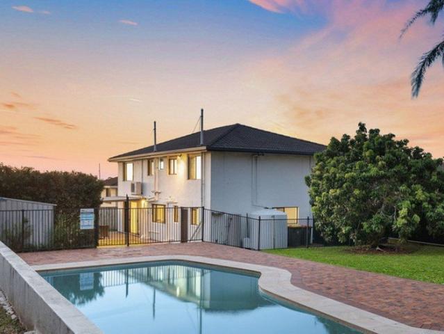 Spacious 836m² Family Home in Prime School Catchment Walk to Parks, Minutes to Everything!