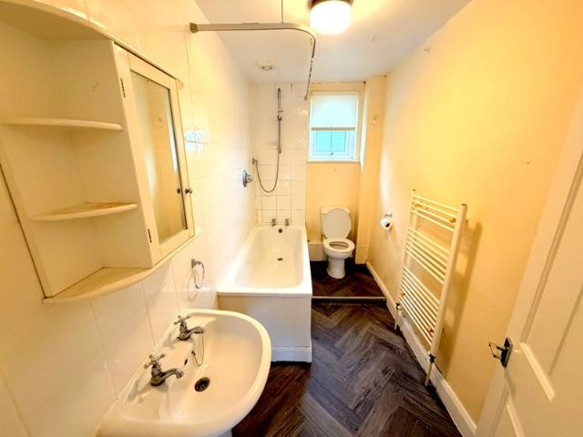 Spacious 1 or 2 bedroom Flat in Carshalton