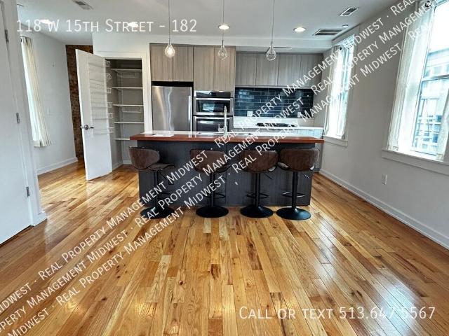 Spacious 1 Bed 1 Bath with Office Space!