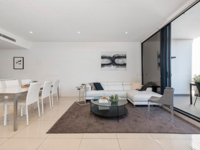 SPACIOUS 1 BED WITH A STUDY & CAR SPACE