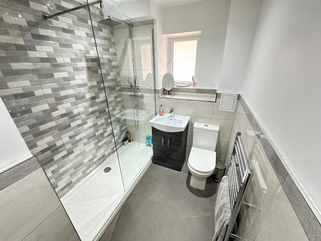 Spacious 1 Bed Apartment in Luton Town Centre with Communal Gardens