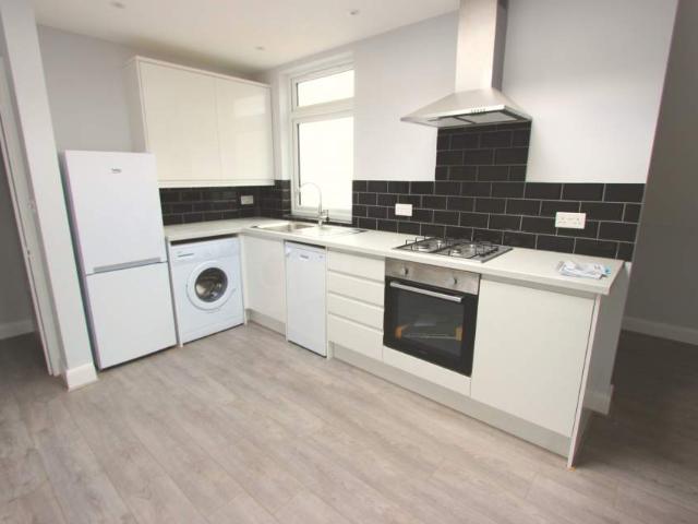Spacious 1 Bed Flat TO LET in North Finchley N12 Close to WOODSIDE PARK. AVAIL LATE MAY