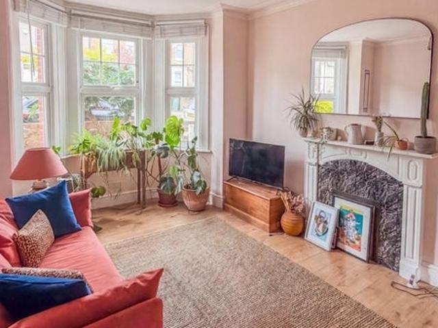 Spacious 1 bed flat with garden near Blythe hill