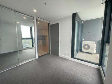 Spacious 1 Bedroom Apartment in Prime Parkville Location