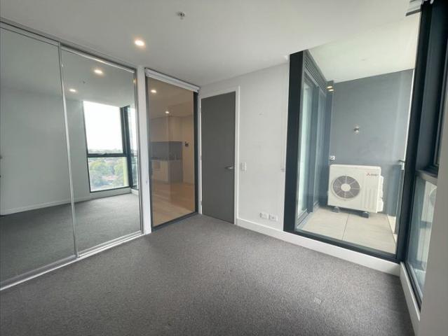 Spacious 1 Bedroom Apartment in Prime Parkville Location