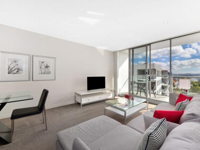 Spacious 1 Bedroom Apartment in Prime Woden Location