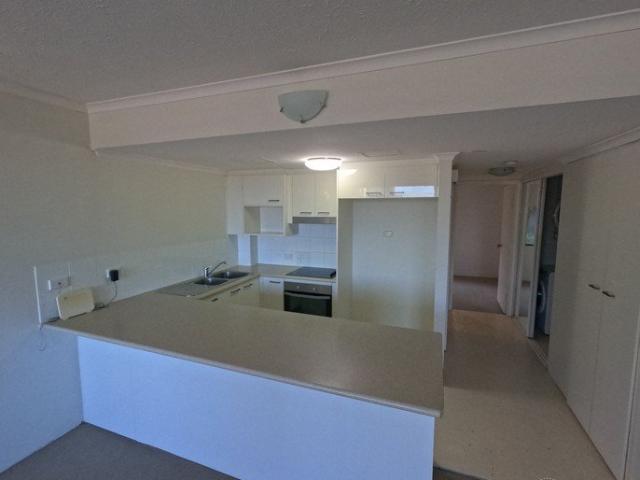 Spacious 1 Bedroom Apartment with Balcony Water Included Surfers Paradise