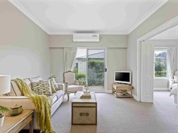 Spacious 1 Bedroom Apartment With Full Services