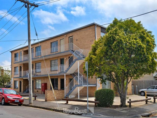 SPACIOUS 1 BEDROOM APARTMENT WITH OFF STREET PARKING!