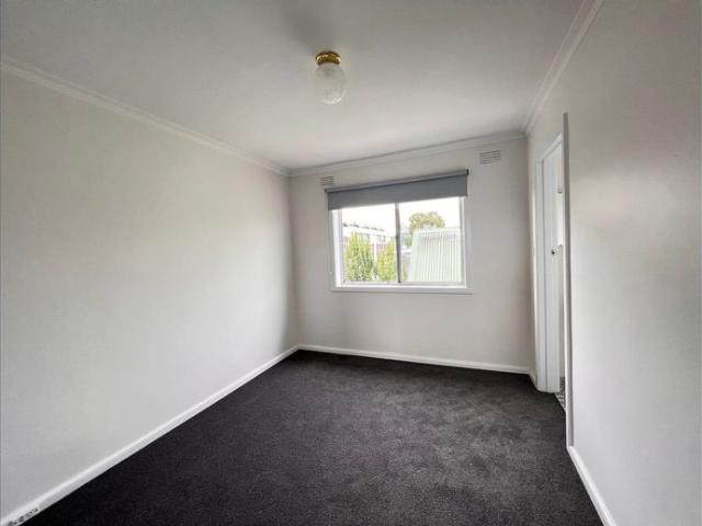 SPACIOUS 1 BEDROOM APARTMENT WITH OFF STREET PARKING!