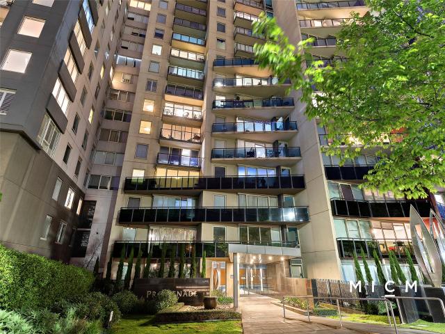 Spacious 1 Bedroom Apartment with Stunning St Kilda Road Views