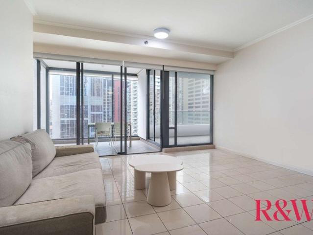SPACIOUS 1 BEDROOM APARTMENT WITH PARKING