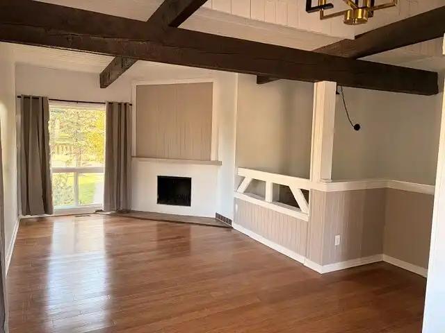 Spacious 1 Bedroom Duplex Suite in Quiet Lee Ridge – Private Entrance & Walk In