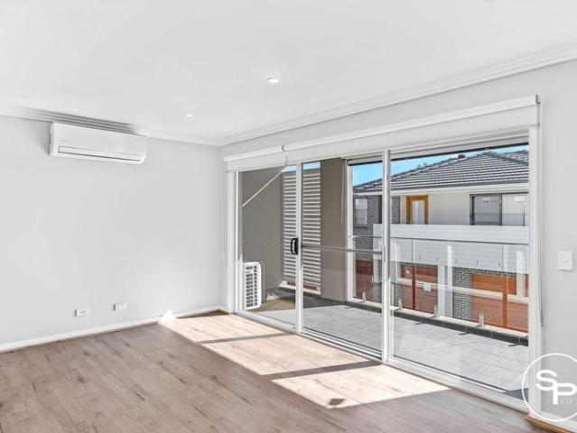 Spacious 1 Bedroom Fonzie Flat with Balcony in Oran Park