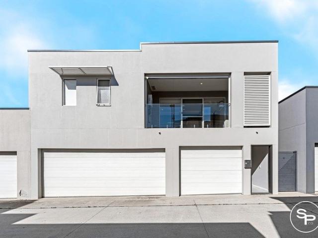Spacious 1 Bedroom Fonzie Flat with Balcony in Oran Park