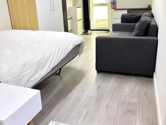 Spacious 1 Bedroom Flat £785 Pm Available 15 Sep