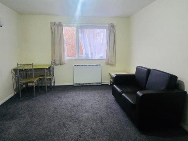 Spacious 1 Bedroom Flat with Parking in IG11