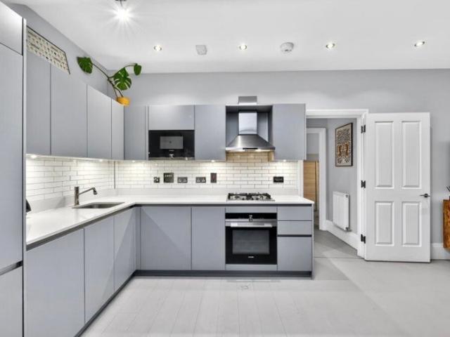 Spacious 1 bedroom flat in Surbiton
