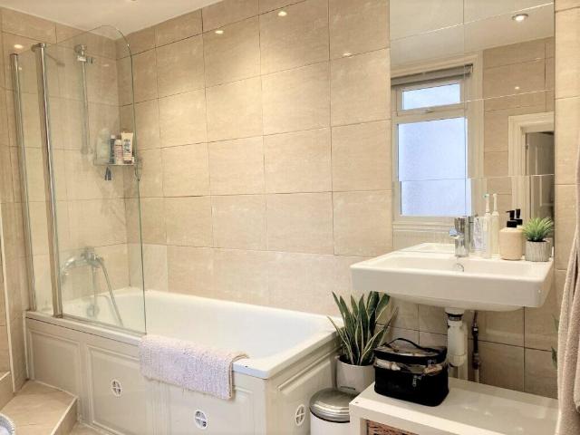 Spacious 1 Bedroom Lower Ground Floor Flat Near Clapham Junction