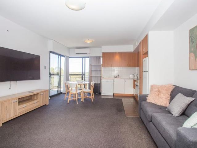 SPACIOUS 1 BEDROOM STUDIO AVAILABLE! RIVER VIEWS!