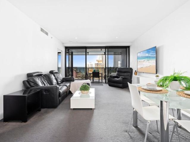 Spacious 1 bedroom + study apartment in the Heart of Surfers Paradise