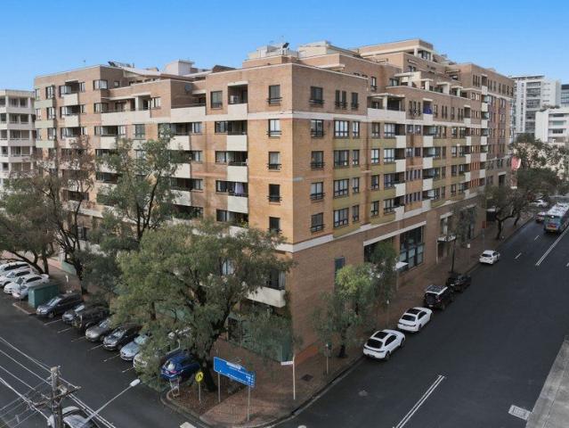 Spacious 1 Bedroom + Study in Ideal Location