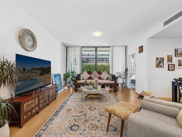 Spacious 1 Bedroom With Study, Walk to Station
