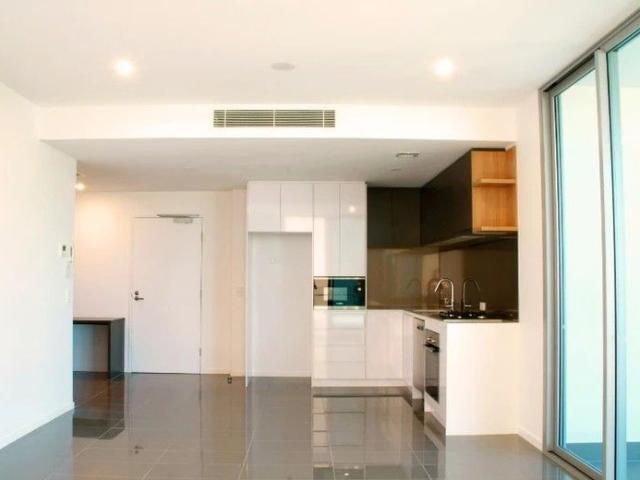 SPACIOUS 1 BEDROOM UNFURNISHED APARTMENT WITH CITY LIFESTYLE