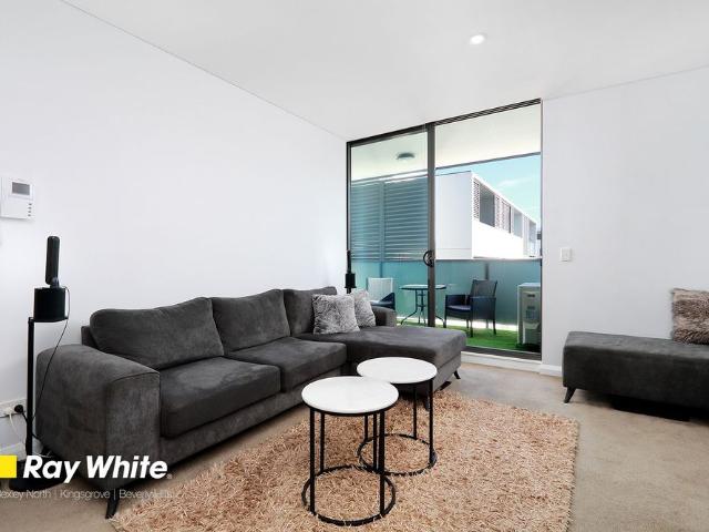 SPACIOUS 1 BEDROOM UNIT WALK TO TRAIN STATION AND SHOPS