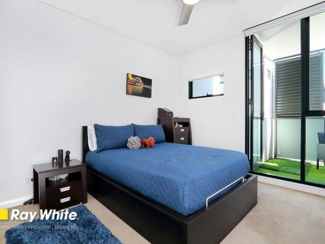 SPACIOUS 1 BEDROOM UNIT WALK TO TRAIN STATION AND SHOPS