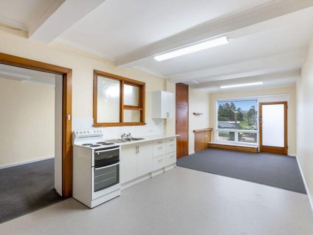 Spacious 1 Bedroom Unit in Convenient Lenah Valley Location!