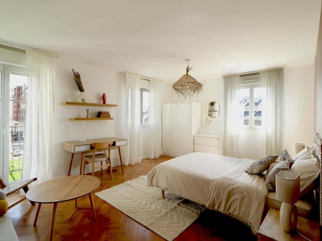 Spacious 23 m² bedroom with its private balcony for rent in coliving SDN40
